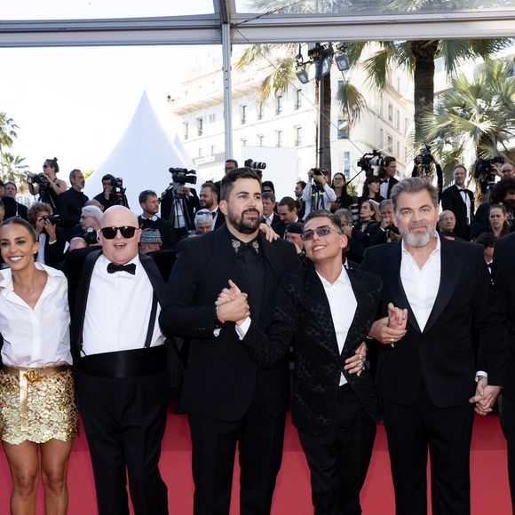 Alice Belaidi, Artus, Clovis Cornillac, Marc Riso et l'équipe du film "Un p'tit truc en plus" lors du 77ème Festival International du Film de Cannes, au Palais des Festivals à Cannes, le 22 mai 2024.

© Jacovides-Moreau / Bestimage