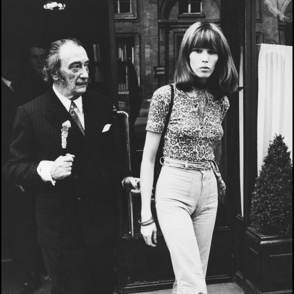ce qui se rapprochait le plus d'un poil de moustache mais n'en était pas un... 

Amanda Lear et Salvador Dali