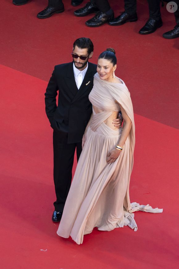 Pierre Niney et sa compagne Natasha Andrews - Montée des marches du film " Histoires parallèles " lors du 79ème Festival International du Film de Cannes, le 14 mai 2026. © Camilla Canalini / Bestimage