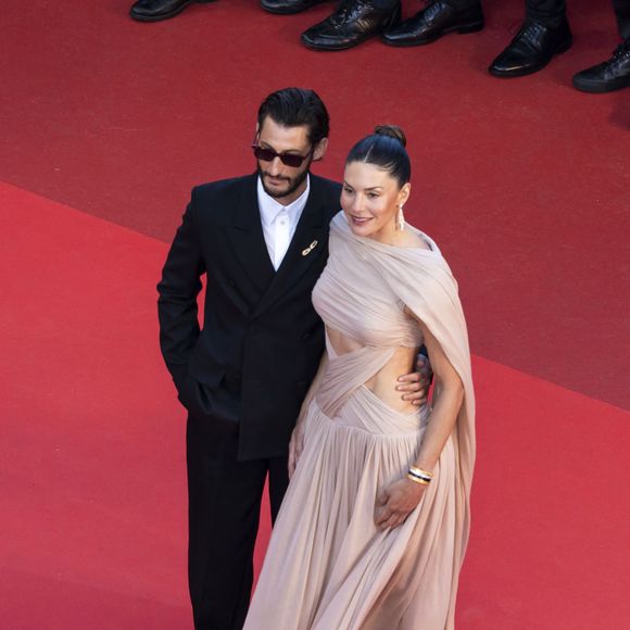 Pierre Niney et sa compagne Natasha Andrews - Montée des marches du film " Histoires parallèles " lors du 79ème Festival International du Film de Cannes, le 14 mai 2026. © Camilla Canalini / Bestimage