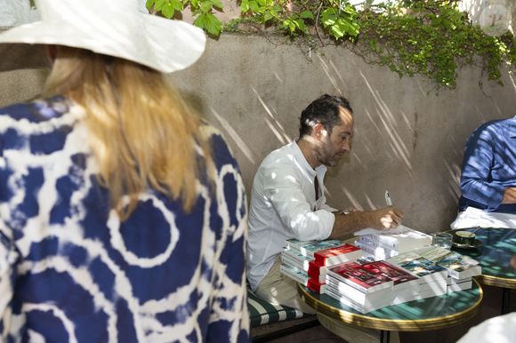 Exclusif - Laurent Decaux - Séance de dédicaces "Les plumes de Ramatuelle" au café de l'Ormeau en marge du 41ème Festival de Ramatuelle le 7 aout 2025. © Cyril Bruneau / Festival de Ramatuelle / Bestimage