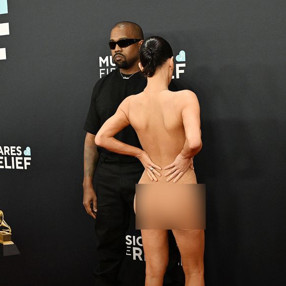 Certains médias américains ont affirmé que le rappeur et sa femme avaient été expulsés de la cérémonie, une information démentie par People. 

Kanye West (Ye) et Bianca Censori - Photocall des la 67ème cérémonie des Grammy Awards 2025 à Los Angeles le 2 février 2025. © Broadimage / Bestimage
