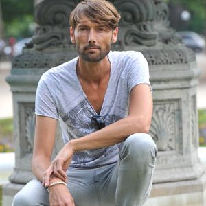Laurent Kerusore, parrain de l'evenement "Europride 2013" sur Marseille, signe la charte ethique en compagnie de l'organisatrice Suzanne Ketchian lors d'une conference de presse a Paris le 6 juin 2013. VEEREN / BESTIMAGE