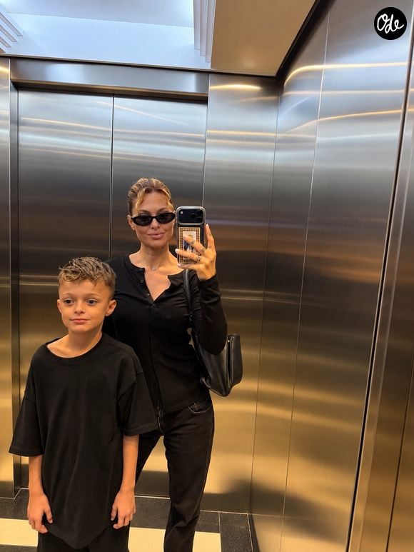 Entourée au quotidien par sa famille, la jeune femme a toujours abordé son parcours de soins avec une authenticité remarquable auprès de ses abonnés.