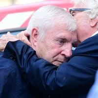 Recueillement tout près de Lyon pour un homme de légende : Karim Benzema, Luis Fernandez... de grands noms ont fait le déplacement