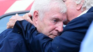 Recueillement tout près de Lyon pour un homme de légende : Karim Benzema, Luis Fernandez... de grands noms ont fait le déplacement