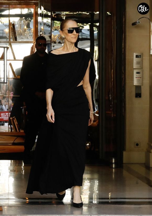 Céline Dion vient saluer et remercier ses nombreux fans qui l'attendent devant l'hôtel Royal Monceau à Paris, le 23 septembre 2026. © Marc Ausset-Lacroix / Bestimage