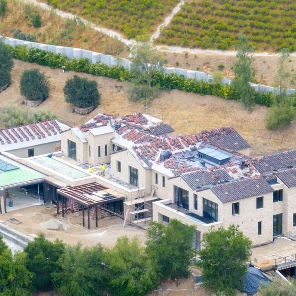 EXCLUSIF Hidden Hills, Californie – Photo prise le 5 juin 2025 – Cinq ans plus tard, Kylie Jenner a révélé qu'elle était prête à emménager dans son immense manoir de Hidden Hills, doté d'un bunker souterrain. Backgrid USA / Bestimage. Backgrid USA / Bestimage