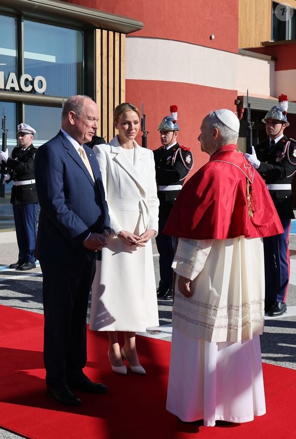 Accueil du pape Léon XIV à l'héliport de Monaco par le prince Albert II de Monaco et la princesse Charlène - Visite historique du pape Léon XIV à Monaco le 28 mars 2026.
© Dominique Jacovides - Bruno Bebert / Bestimage