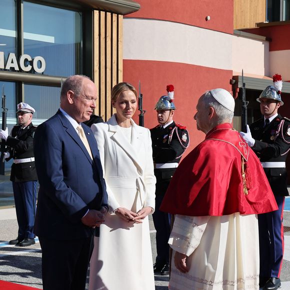 Accueil du pape Léon XIV à l'héliport de Monaco par le prince Albert II de Monaco et la princesse Charlène - Visite historique du pape Léon XIV à Monaco le 28 mars 2026.
© Dominique Jacovides - Bruno Bebert / Bestimage