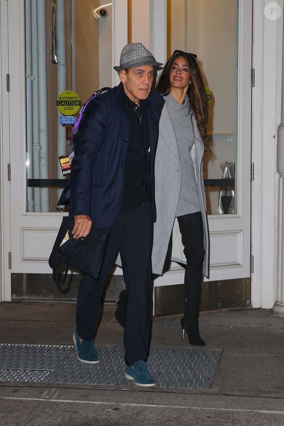 New York, NY - EXCLUSIF -George Clooney et sa femme Amal Clooney se tiennent la main alors qu'ils sortent ensemble à New York le 27 février 2025. (Backgrid USA / Bestimage).