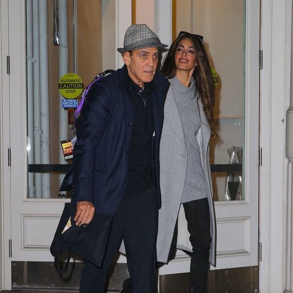 New York, NY - EXCLUSIF -George Clooney et sa femme Amal Clooney se tiennent la main alors qu'ils sortent ensemble à New York le 27 février 2025. (Backgrid USA / Bestimage).