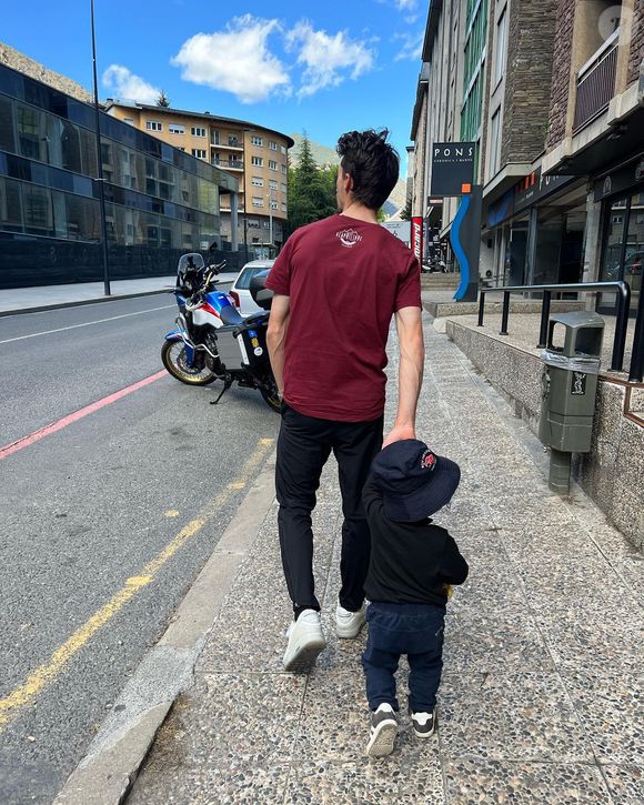 Julian Alaphilippe dans les rues paisibles d'Andorre avec leur fils, Nino. Photo Instagram.