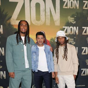 Nelson Foix, Jamel Debbouze et Sloan Decombes au photocall de la première du film Zion au cinéma Le Grand Rex à Paris, France, le 4 avril 2025. © Coadic Guirec/Bestimage