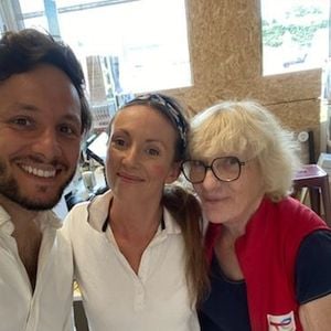 Vianney a pris une photo avec deux salariées, un moment partagé sur les réseaux et qui a ravi les fans.

Vianney, avec les deux employées Jocelyne et Audrey

Page Facebook Total Theix
