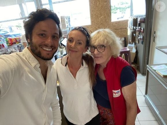 Vianney a pris une photo avec deux salariées, un moment partagé sur les réseaux et qui a ravi les fans. Vianney, avec les deux employées Jocelyne et Audrey Page Facebook Total Theix