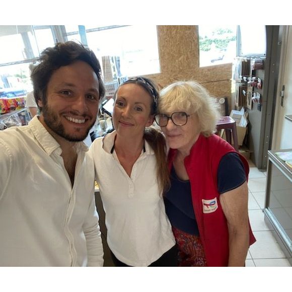 Vianney a pris une photo avec deux salariées, un moment partagé sur les réseaux et qui a ravi les fans.

Vianney, avec les deux employées Jocelyne et Audrey

Page Facebook Total Theix