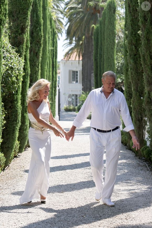 Exclusif - le prince Charles de Bourbon des Deux-Siciles et la princesse Camilla de Bourbon des Deux-Siciles lors d'un rendez-vous photo au Chateau de Saint-Tropez le 28 août 2024. 

© Claudia Albuquerque / Bestimage