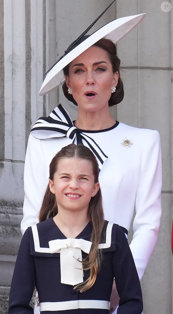 Catherine (Kate) Middleton, princesse de Galles et la princesse Charlotte de Galles - Les membres de la famille royale britannique au balcon du Palais de Buckingham lors de la parade militaire "Trooping the Colour" à Londres, Royaume Uni, le 15 juin 2024. © Julien Burton/Bestimage