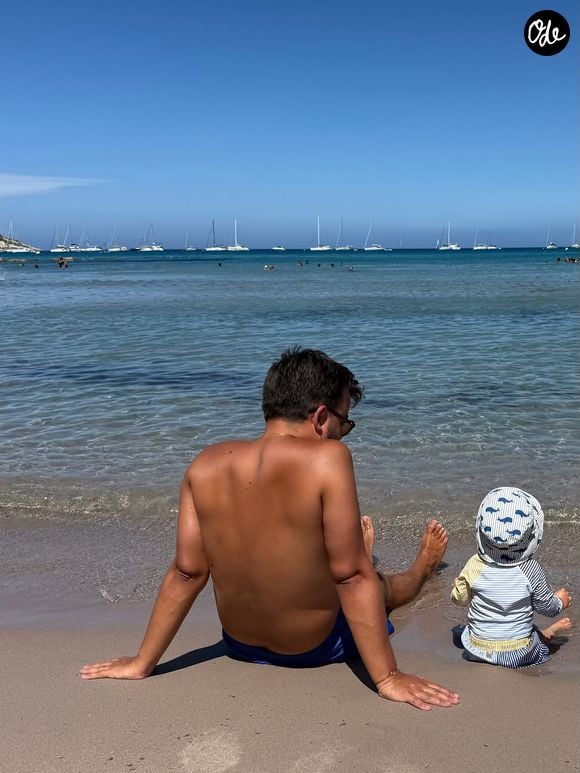 Quelques jours plus tard, la petite famille s'est envolée pour la Corse. 

Gauthier Le Bret en vacances en Corse en août 2026, avec sa femme Eloïse et leur fils Marcel.

Instagram Gauthier Le Bret
