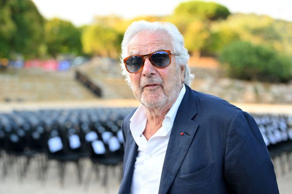 Pierre Arditi durant la soirée d'ouverture de la troisième édition des Théâtrales d'Eze à l'oppidum du Col d'Eze, le 1er août 2025. © Bruno Bebert / Bestimage
