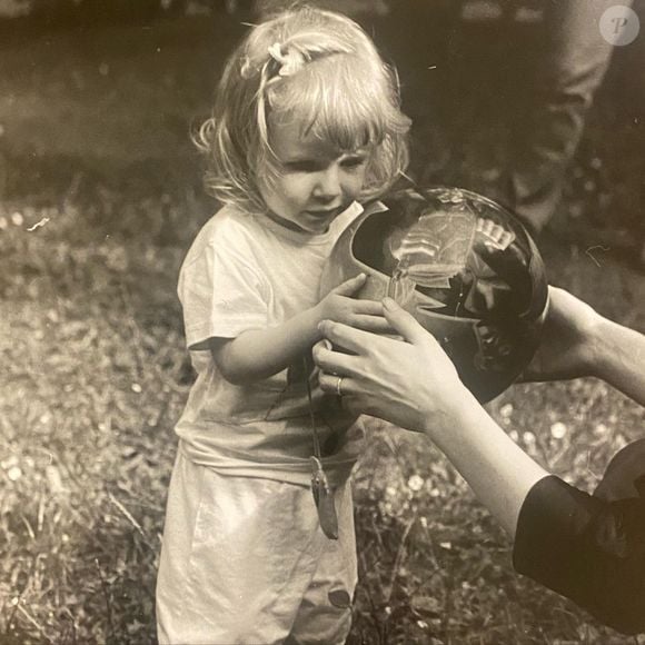 Louise Depardieu, souvenir photo d'elle enfant posté sur son compte Instagram le 5 avril 2021.