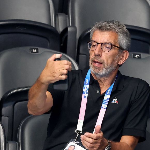 Michel Cymes - Célébrités assistent à la victoire de Léon Marchand qui devient champion Olympique sur 400 m 4 nages lors des Jeux Olympiques de Paris 2024 (JO) à Paris La Defense Arena à Nanterre le 28 juillet 2024. © Dominique Jacovides-Pierre Perusseau/Bestimage