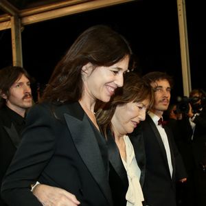 Charlotte Gainsbourg et sa mère Jane Birkin - Montée des marches du film «Jane par Charlotte» lors du 74ème Festival International du Film de Cannes. Le 7 juillet 2021
© Borde-Jacovides-Moreau / Bestimage