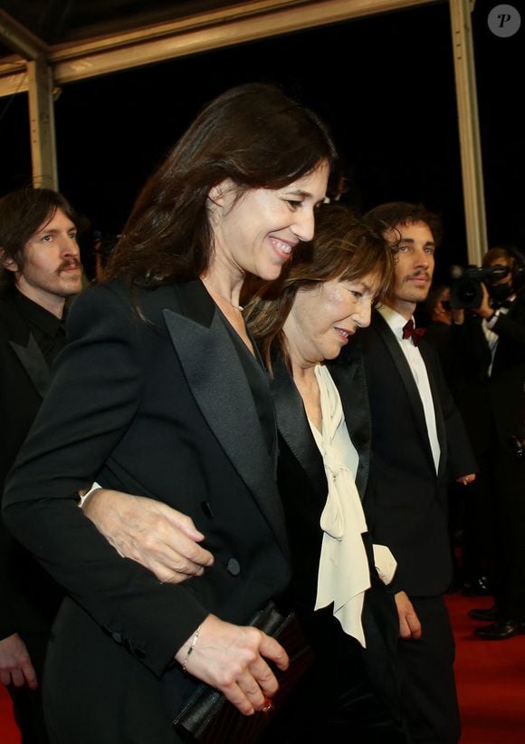 Charlotte Gainsbourg et sa mère Jane Birkin - Montée des marches du film «Jane par Charlotte» lors du 74ème Festival International du Film de Cannes. Le 7 juillet 2021
© Borde-Jacovides-Moreau / Bestimage