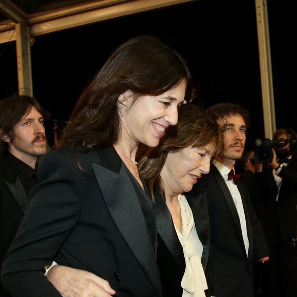 Charlotte Gainsbourg et sa mère Jane Birkin - Montée des marches du film «Jane par Charlotte» lors du 74ème Festival International du Film de Cannes. Le 7 juillet 2021
© Borde-Jacovides-Moreau / Bestimage