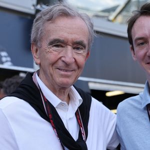 Bernard Arnault et son fils Frédéric - Les célébrités et pilotes dans les stands la veille du Grand Prix de Formule 1 (F1) de Monaco le 24 mai 2025.
© Claudia Albuquerque / Bestimage