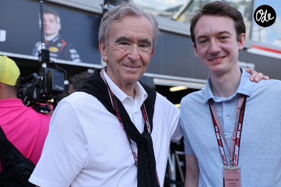 Bernard Arnault et son fils Frédéric - Les célébrités et pilotes dans les stands la veille du Grand Prix de Formule 1 (F1) de Monaco le 24 mai 2025.
© Claudia Albuquerque / Bestimage
