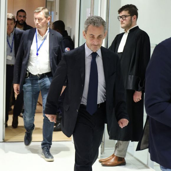 Nicolas Sarkozy sort du procès pour des accusations de financement illégal de la campagne présidentielle victorieuse de 2007 par le dictateur Mouammar Kadhafi, au tribunal de Paris, France, le 27 mars 2025. Le parquet requiert sept ans de prison contre Nicolas Sarkozy, ainsi que 300 000 euros d'amende et une peine d'inéligibilité. © Denis Guignebourg/Bestimage