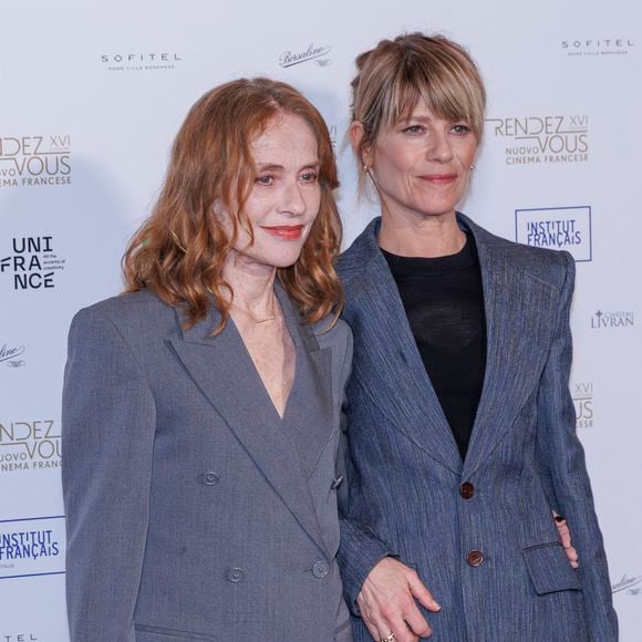 Elle avait associé cette tenue à une chemise blanche, des escarpins rouges et des bijoux dorés.

Le 7 avril 2026, Rome, Italie : Isabelle Huppert et Marina Fois assistent au photocall de la soirée d'ouverture de la 16ème édition du festival "Rendez-vous" (Credit Image : © Emanuela Vertolli/SOPA Images via ZUMA Press / Bestimage Wire / Bestimage)