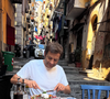 C'est à Naples, ville chère à son coeur, qu'il s'est installé pour quelques jours.

Laurent Mariotte en vacances en Italie, plus précisément à Naples, en août 2025.