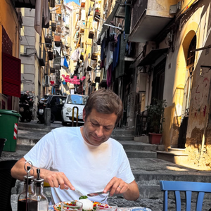 C'est à Naples, ville chère à son coeur, qu'il s'est installé pour quelques jours.
Laurent Mariotte en vacances en Italie, plus précisément à Naples, en août 2025.