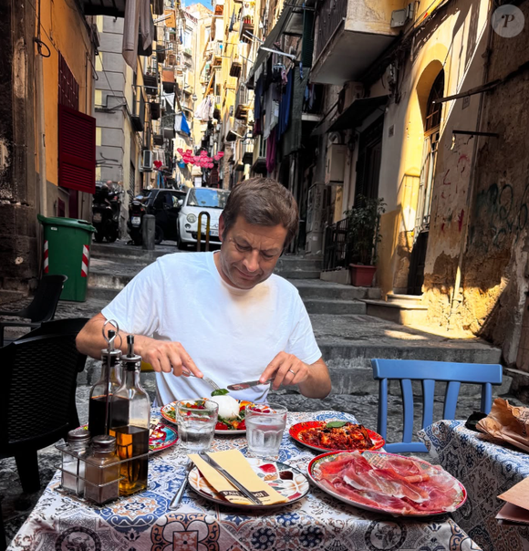 C'est à Naples, ville chère à son coeur, qu'il s'est installé pour quelques jours.

Laurent Mariotte en vacances en Italie, plus précisément à Naples, en août 2025.