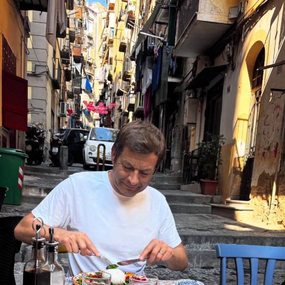 C'est à Naples, ville chère à son coeur, qu'il s'est installé pour quelques jours.

Laurent Mariotte en vacances en Italie, plus précisément à Naples, en août 2025.