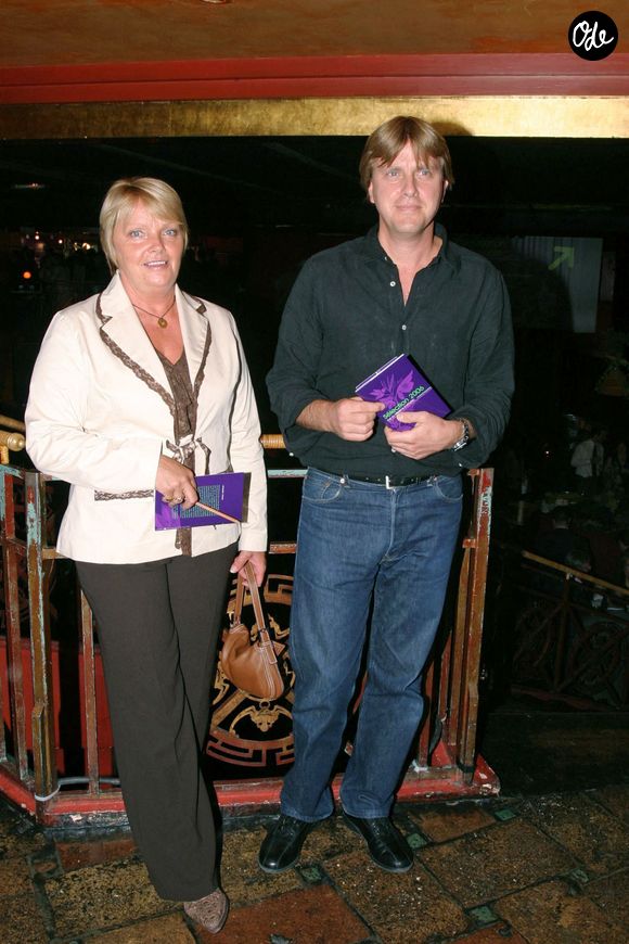 Claude François JR et sa mère, Isabelle Foret, assistent à la « E. Leclerc Wine Party » au club « Mandala Ray » à Paris, en France, le 12 septembre 2006. Photo de Benoît Pinguet/ABACAPRESS.COM