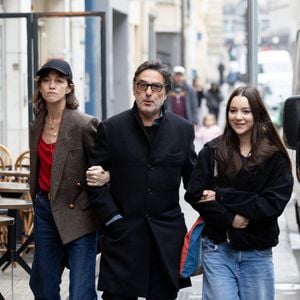 Charlotte Gainsbourg , Yvan Attal et leur fille Jo Attal lors de l'inauguration de la passerelle Jane Birkin devant les 41-43 quai de Valmy à Paris le 13 décembre 2025.

© Cyril Moreau / Bestimage