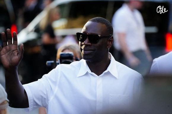 Le deal ayant été conclu, le restaurant s'est retrouvé entièrement privatisé et a donc fermé ses portes au public pendant une bonne partie de la semaine dernière.

Omar Sy - Arrivées au défilé de mode Louis Vuitton Homme, Collection Printemps-Été 2026 dans le cadre de la Fashion Week de Paris le 24 juin 2025. © Anne-Sophie guebey / Bestimage