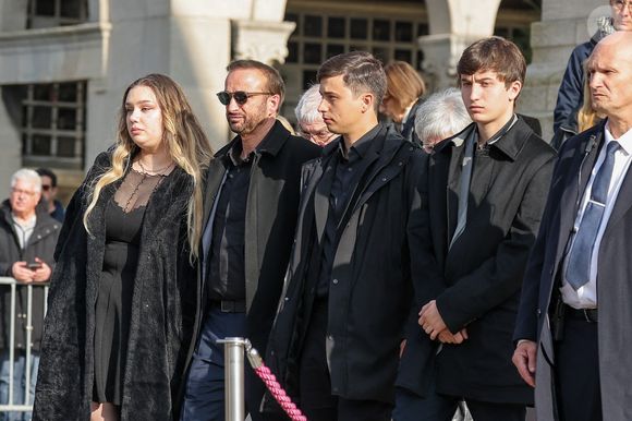 Milla Savarese, la fille de la défunte, le veuf Michel Ferracci et ses fils Enzo Ferracci et Maël Ferracci à la sortie des obsèques d'Emilie Dequenne au cimetière Père Lachaise à Paris, France, le 26 mars 2025. © Cyril Moreau/Bestimage