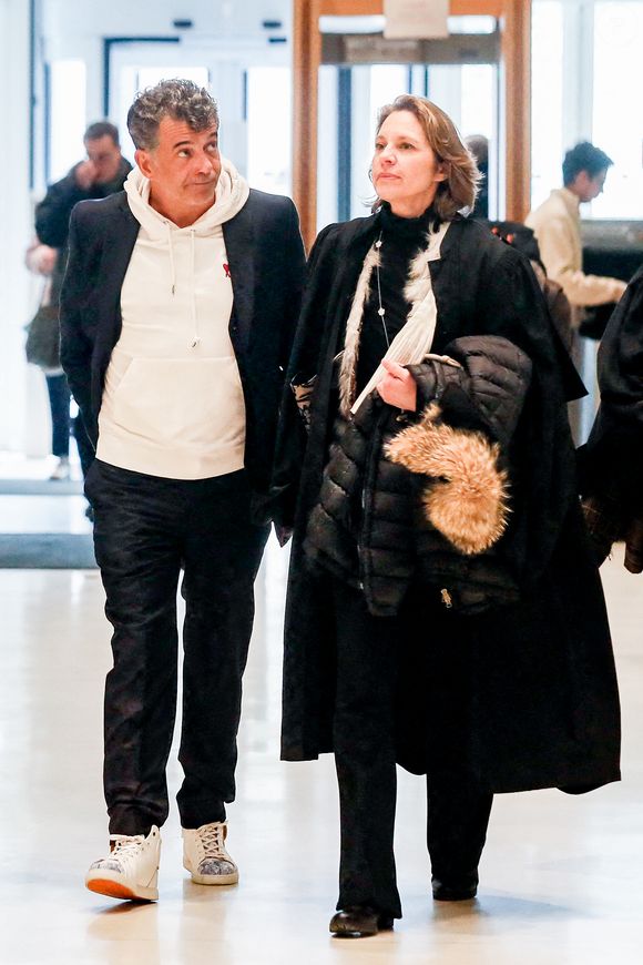 Stéphane Plaza arrive avec son avocate Hélène Plumet pour le verdict de son  procès pour violences sur deux anciennes compagnes, à Paris, France, le 18 février 2025. © Christophe Clovis/Bestimage