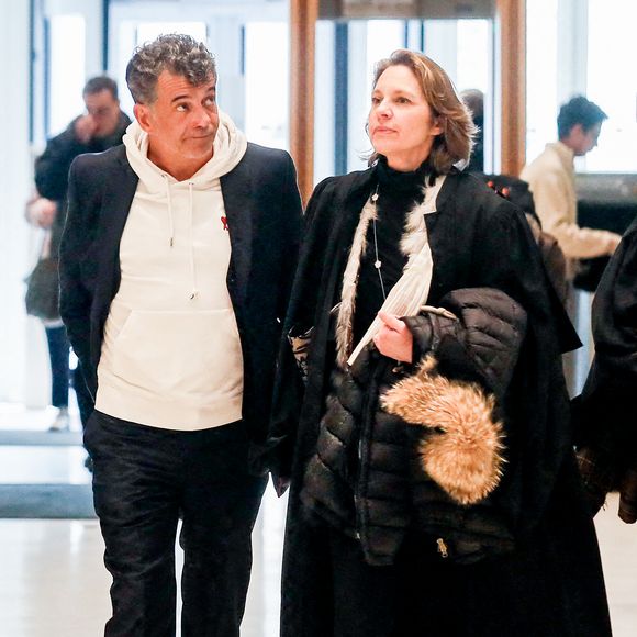 Stéphane Plaza arrive avec son avocate Hélène Plumet pour le verdict de son  procès pour violences sur deux anciennes compagnes, à Paris, France, le 18 février 2025. © Christophe Clovis/Bestimage