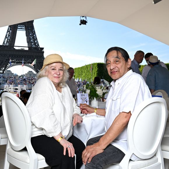 Exclusif - Josiane Balasko et son mari George Aguilar dans la tente VIP du Longines Paris Eiffel Jumping le 20 juin 2025.
© Perusseau / Veeren / Bestimage