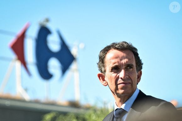 Cette opération s’inscrivait dans le cadre du programme de rachat d’actions de 700 millions d’euros lancé par le groupe pour 2024. 

Le PDG de Carrefour Alexandre Bompard regarde la visite du ministre français de l'Economie, des Finances, de la Souveraineté industrielle et numérique Eric Lombard et du ministre français de l'Industrie et de l'Energie Marc Ferracci sur le parking de Carrefour pour observer les bornes de recharge pour véhicules électriques à l'Hay-les-Roses près de Paris, le 16 mai 2025. Photo by Firas Abdullah/ABACAPRESS.COM