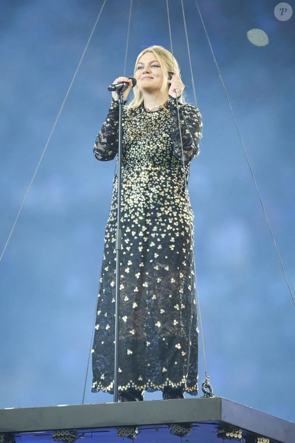 La chanteuse Louane (Louane Emera), représentante de la France au concours de l'Eurovision, interprète pour la première fois son titre Maman, en hommage à sa mère décédée lorsqu'elle avait 17 ans, devant les 80 000 spectateurs, suspendue sur une plateforme, plusieurs mètres au-dessus de la pelouse et des musiciens, du Stade de France à la mi-temps du match du Tournoi des Six Nations opposant la France à l'Écosse, à Saint-Denis, Seine Saint-Denis, France, le 15 mars 2025. © Cyril Moreau/Bestimage
