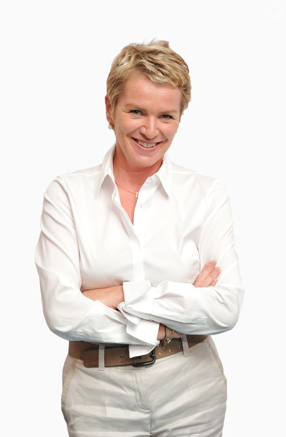 "On me comparait tout le temps à elle. Moi, j’étais vachement moins bien. Pas dans le moule", avouait la journaliste à Konbini.

Elise Lucet lors de la conférence de rentrée France 2 au théâtre du Rond Point en 2020 © Guillaume Gaffiot /Bestimage
