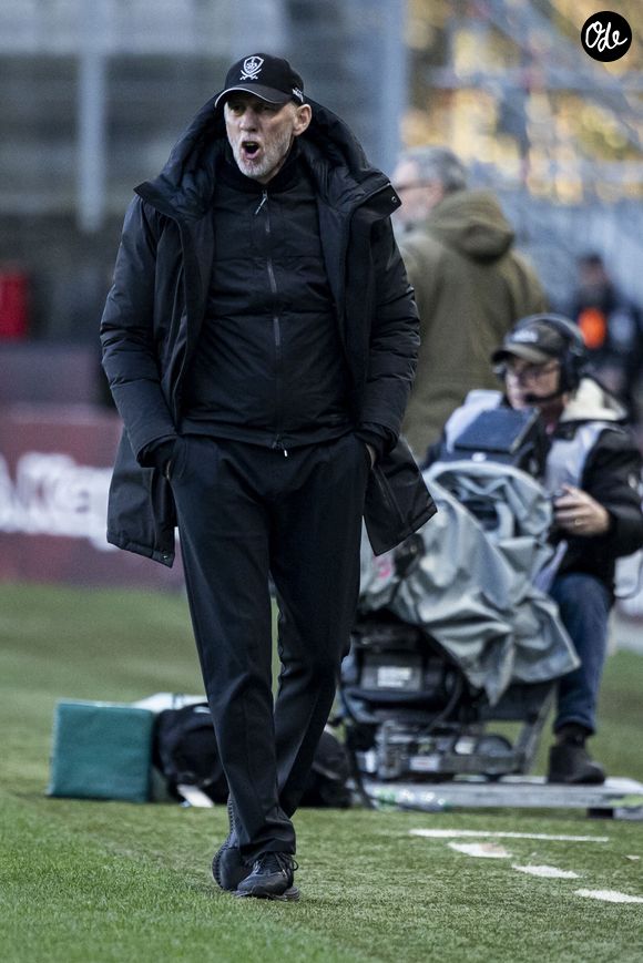 Sa famille a annoncé la triste nouvelle sur les réseaux sociaux, révélant qu'il luttait secrètement contre un cancer du pancréas depuis trois ans et demi.

Entraîneur : Éric Roy [FRA] - Match de Ligue 1 McDonald's « Metz - Stade Brestois (0-1) » à Metz, le 1er mars 2026. © Elyxandro Cegarra/PsnewZ/Bestimage