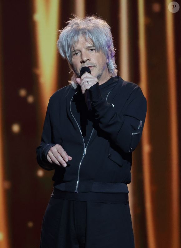 On sait simplement, détaillait "Télé Loisirs" le 15 septembre 2024, qu'il a une fille, Théa, fruit de son amour, en 2001, avec la musicienne Gwenaëlle Bouchet. Nicola Sirkis est également le père d'Alice-Tom, né en 2008, et de Jules, né en 2016, qu'il a eu avec une ancienne graphiste d'Indochine.
Exclusif - Nicola Sirkis - Enregistrement du concert "Nos voix pour toutes", au profit de La fondation des femmes, à l'Adidas Arena à Paris, diffusée le 11 décembre 2024 sur TMC. © Coadic Guirec-Cyril Moreau / Bestimage